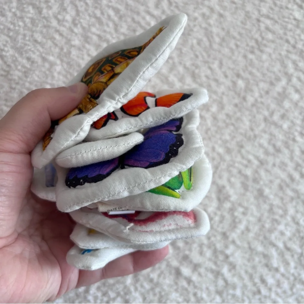 Lovevery Quilted Critter Pockets 9 Pockets Organic Cotton White‎ Blue Matching